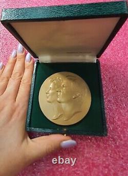 1959 Italian Queen of Belgium Art Royal bronze medal by Alasia. Borghese