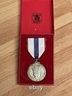Genuine Boxed Royal QE2 Queen Elizabeth ERII 1977 Silver Jubilee Medal