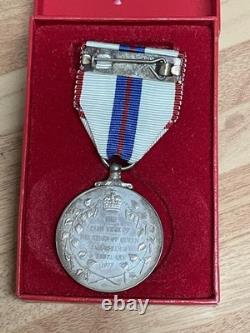 Genuine Boxed Royal QE2 Queen Elizabeth ERII 1977 Silver Jubilee Medal