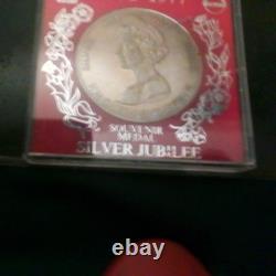 Queen Elizabeth II The Silver Jubilee Souvenir Medal in Original Case 1952-1977