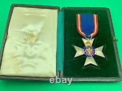 Rare The Royal Victorian Order M. V. O 5th Class Breast Badge Medal original box